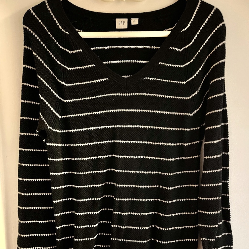 Gap striped white and black shirt